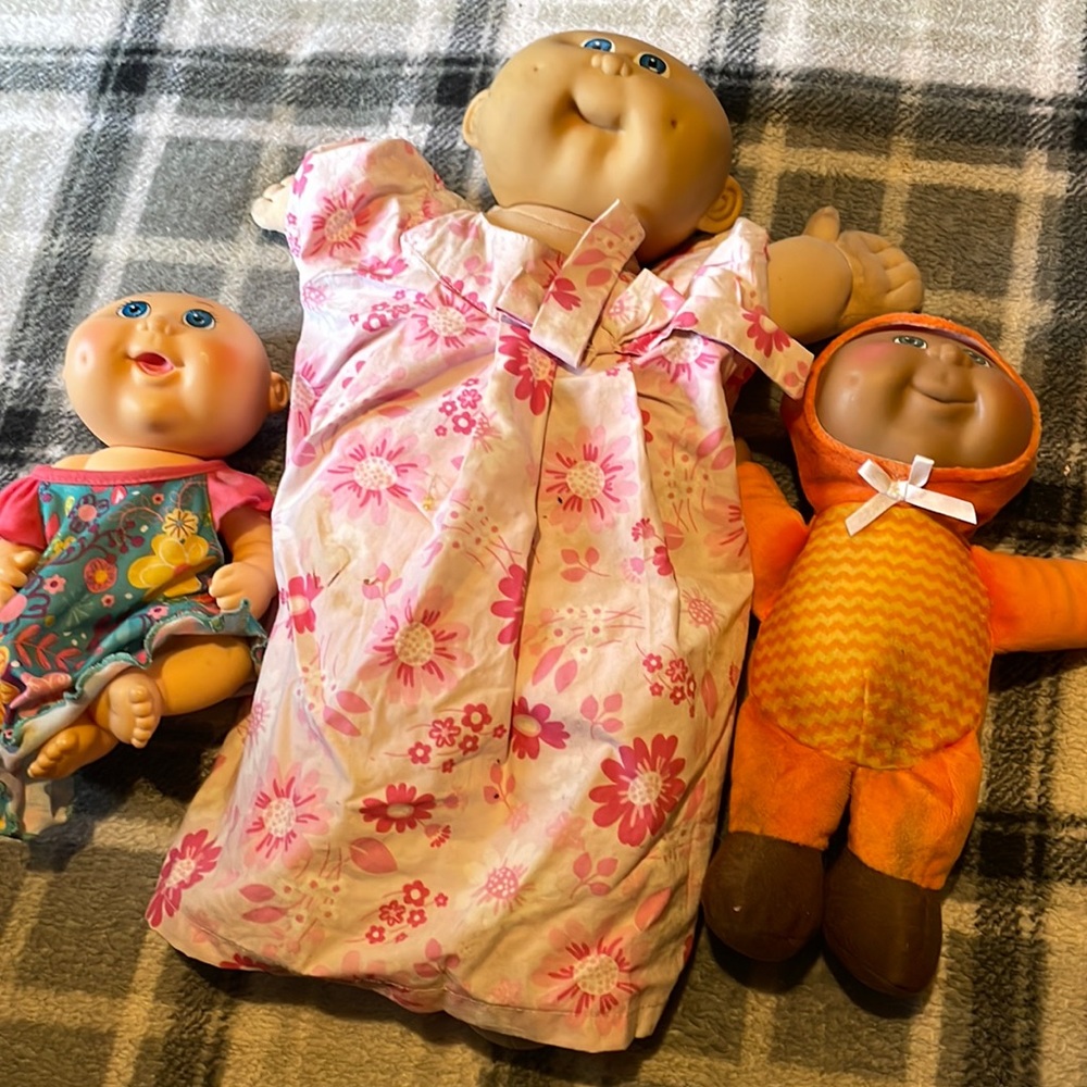 I’m selling 3 cabbage patch dolls